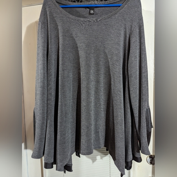 New Directions Woman Tops - NEW DIRECTIONS WOMAN 1X GRAY W/FAUX LEATHER ON SLEEVES & SIDES PRE-LOVED SM HOLE